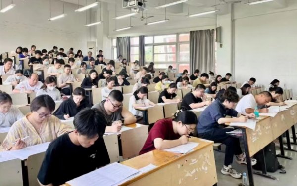 威海成人高考考试报名现场实景