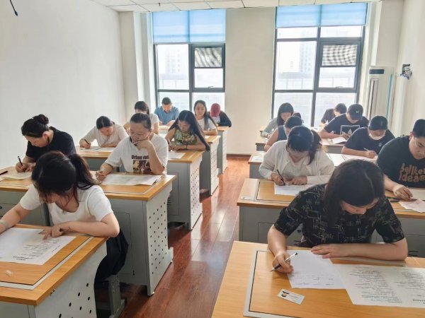 威海成人高考学员考试现场展示