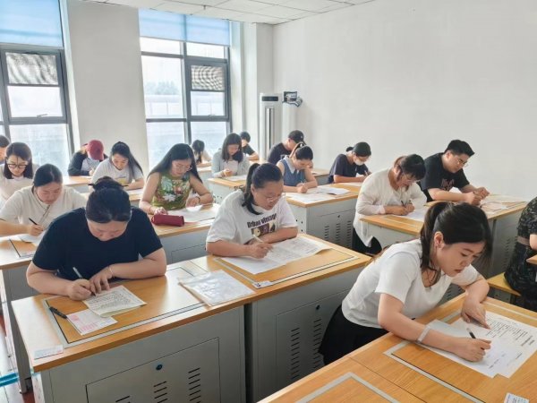 威海成人高考学员考试现场实景